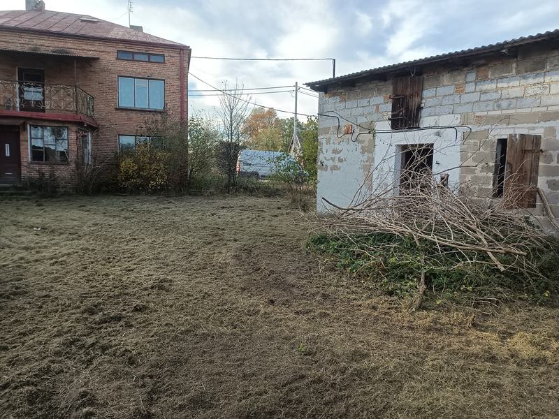 Teren przy zabudowaniach po koszeniu